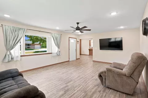Living - 1306 Porter Ave, Aurora, MO 65605 photo 3 of 4