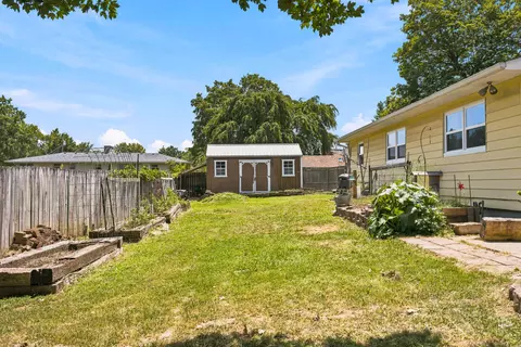 Exterior - 1306 Porter Ave, Aurora, MO 65605 photo 6 of 8