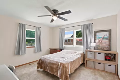 Bedroom - 1306 Porter Ave, Aurora, MO 65605 photo 3 of 5