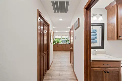 Entry Way - 1306 Porter Ave, Aurora, MO 65605 photo 2 of 2