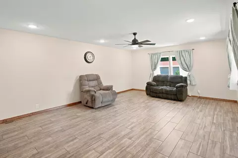 Living - 1306 Porter Ave, Aurora, MO 65605 photo 2 of 4