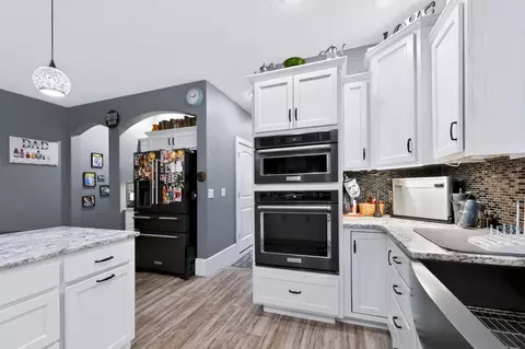 Kitchen - 9689 Geranium Rd, Carthage, MO 64836 photo 3 of 5