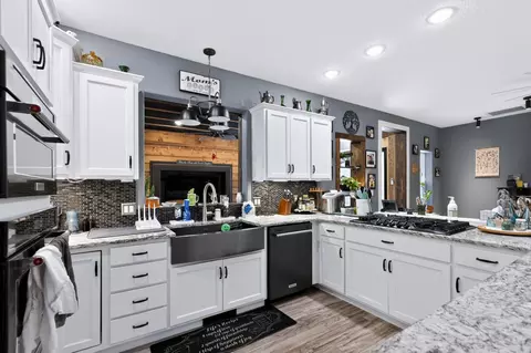 Kitchen - 9689 Geranium Rd, Carthage, MO 64836 photo 2 of 5