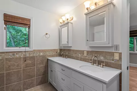 Bath - 5715 S Kingston Rd, Springfield, MO 65804 photo 4 of 7