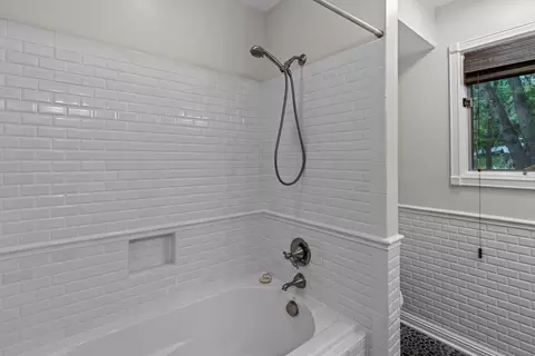 Bath - 5715 S Kingston Rd, Springfield, MO 65804 photo 3 of 7