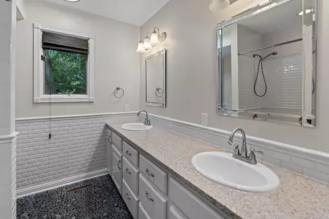Bath - 5715 S Kingston Rd, Springfield, MO 65804 photo 2 of 7