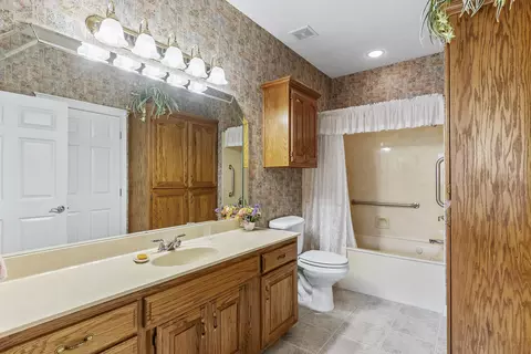 Bath - 3140 E Mimosa #D, Springfield, MO 65804 photo 1 of 3