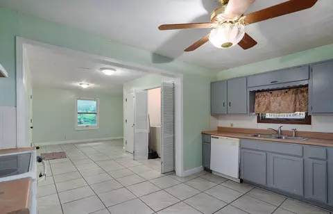 Entry Way - 2116 N Campbell Ave, Springfield, MO 65803 photo 1 of 2