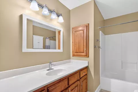Bath - 986 W Sycamore St, Springfield, MO 65810 photo 3 of 4