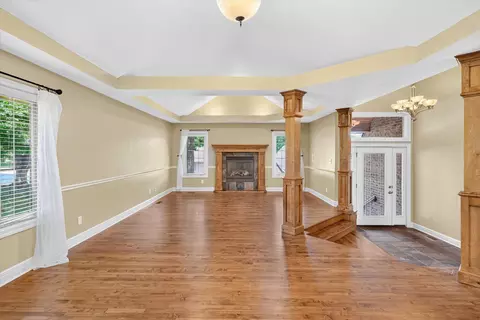 Living - 986 W Sycamore St, Springfield, MO 65810 photo 5 of 8