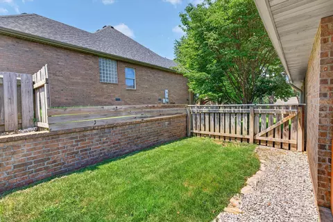 Exterior - 986 W Sycamore St, Springfield, MO 65810 photo 8 of 12