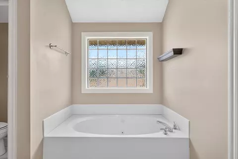 Bath - 986 W Sycamore St, Springfield, MO 65810 photo 2 of 4