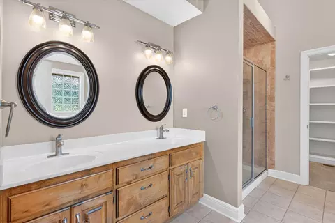Bath - 986 W Sycamore St, Springfield, MO 65810 photo 1 of 4