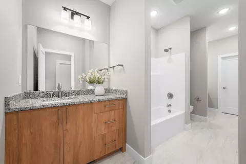 Bath - 5048 E Swale Ct, Springfield, MO 65802 photo 6 of 6