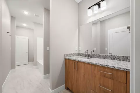 Bath - 5048 E Swale Ct, Springfield, MO 65802 photo 5 of 6