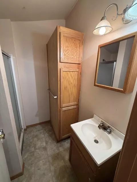 Bath - 2336 N Ramsey Ave, Springfield, MO 65803 photo 2 of 3