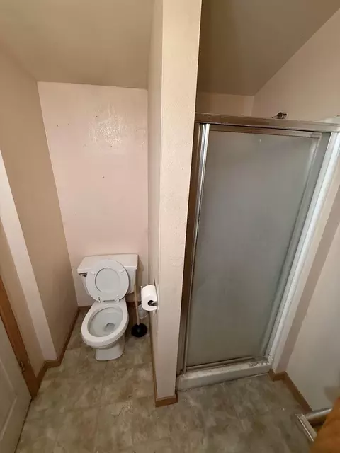 Bath - 2336 N Ramsey Ave, Springfield, MO 65803 photo 3 of 3