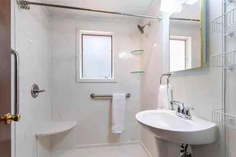 Bath - 711 S 6th St, Branson, MO 65616 photo 2 of 3