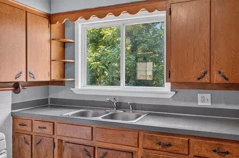 Kitchen - 1910 W Scott St, Springfield, MO 65802 photo 4 of 5