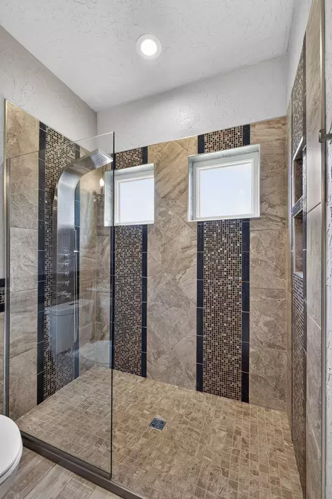 Bath - 4418 E Kanata Ct, Springfield, MO 65802 photo 5 of 10