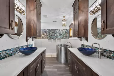 Bath - 4418 E Kanata Ct, Springfield, MO 65802 photo 1 of 10