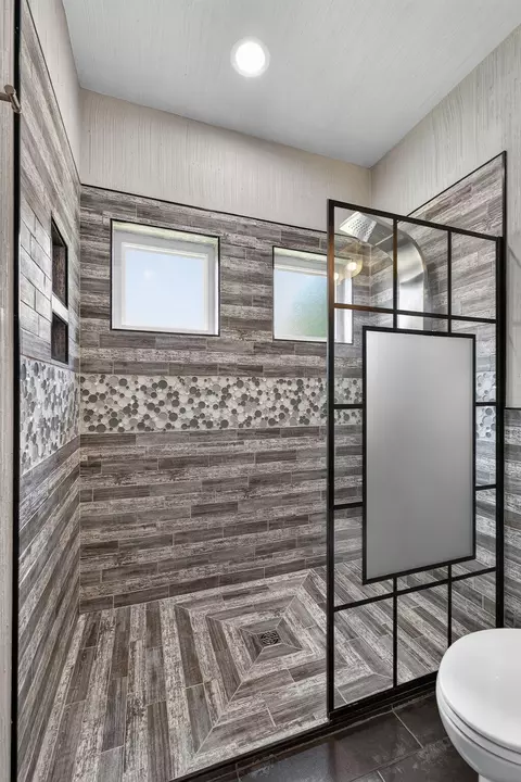 Bath - 4418 E Kanata Ct, Springfield, MO 65802 photo 7 of 10
