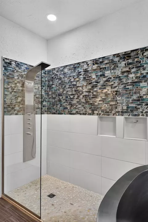 Bath - 4418 E Kanata Ct, Springfield, MO 65802 photo 3 of 10