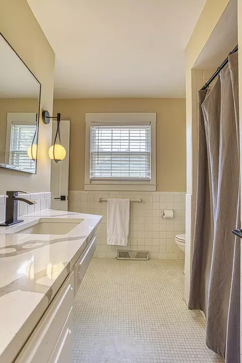 Bath - 2516 S Rogers Ave, Springfield, MO 65804 photo 2 of 3