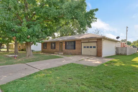 102 E Scott Wayne Dr, Nixa, MO 65714 photo 2