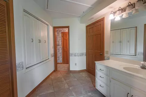 Bath - 4439 E Fox Bluff Ln, Springfield, MO 65809 photo 1 of 9