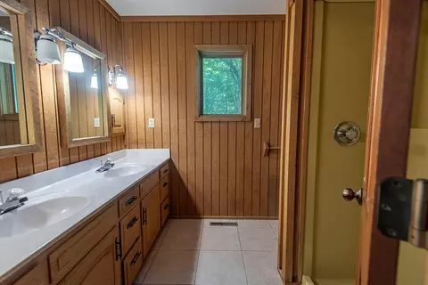 Bath - 4439 E Fox Bluff Ln, Springfield, MO 65809 photo 5 of 9