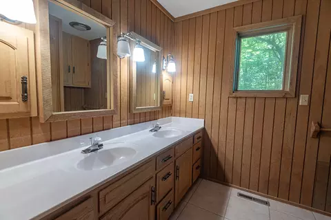 Bath - 4439 E Fox Bluff Ln, Springfield, MO 65809 photo 6 of 9