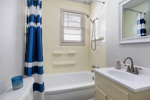 Bath - 1401 W Florida St, Springfield, MO 65803 photo 1 of 1