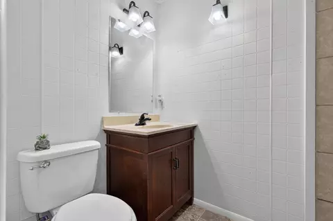 Bath - 203 S Burton Ave, Springfield, MO 65802 photo 2 of 3