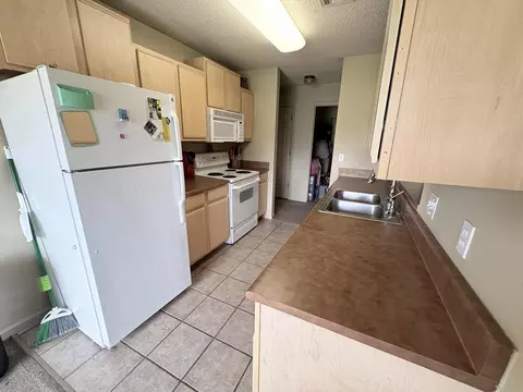 Kitchen - 3843 W Cloverleaf Ter, Battlefield, MO 65619 photo 1 of 2