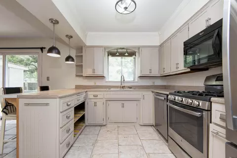 Kitchen - 2619 E Stanford St, Springfield, MO 65804 photo 2 of 3
