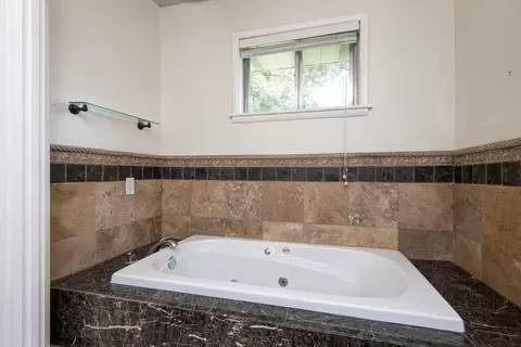 Bath - 2619 E Stanford St, Springfield, MO 65804 photo 3 of 5