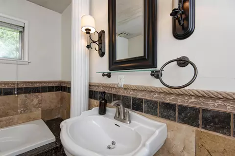 Bath - 2619 E Stanford St, Springfield, MO 65804 photo 4 of 5