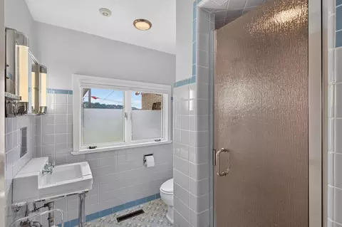 Bath - 520 Parnell Dr, Branson, MO 65616 photo 5 of 7