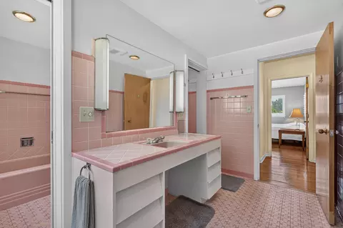 Bath - 520 Parnell Dr, Branson, MO 65616 photo 2 of 7