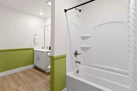 Bath - 403 Veterans Blvd #401, Branson, MO 65616 photo 1 of 5