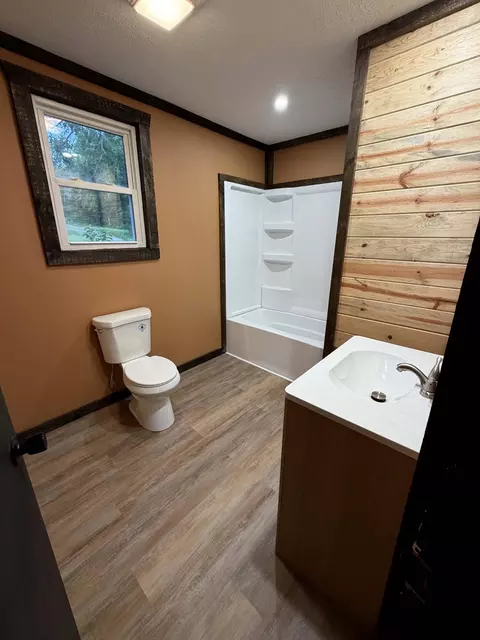 Bath - 184 Amherst Rd, Branson, MO 65616 photo 2 of 3