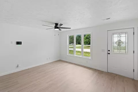 Living - 205 S Pine St, Billings, MO 65610 photo 1 of 9