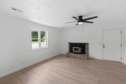 Living - 205 S Pine St, Billings, MO 65610 photo 5 of 9