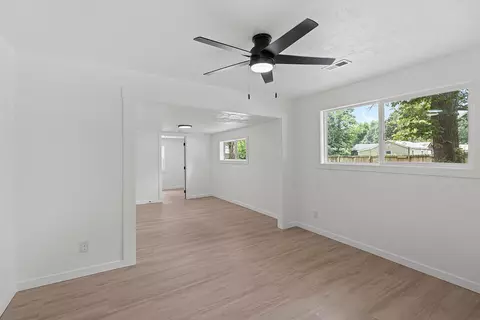 Living - 205 S Pine St, Billings, MO 65610 photo 7 of 9