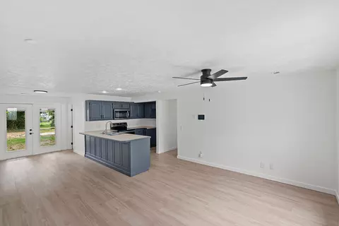 Living - 205 S Pine St, Billings, MO 65610 photo 3 of 9