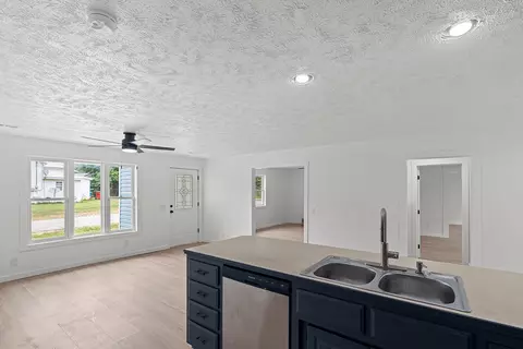 Living - 205 S Pine St, Billings, MO 65610 photo 4 of 9