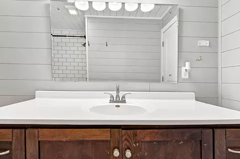Bath - 1314 7th St, Monett, MO 65708 photo 3 of 5