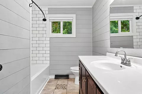 Bath - 1314 7th St, Monett, MO 65708 photo 4 of 5