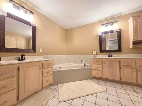 Bath - 1738 Hawthorn Pl, Marshfield, MO 65706 photo 3 of 10